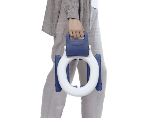 Person som håller en toalettförhöjare med handtag.