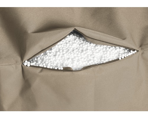 Detaljvy av en sittsäck med fyllning synlig genom en öppen dragkedja