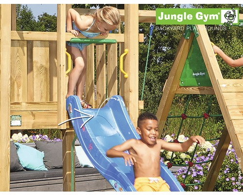 Barn leker på en Jungle Gym lekplats med rutschkana, klätternät och trästruktur