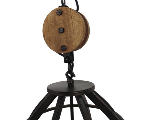 Närbild av en hänglampa med träskiva och metallram