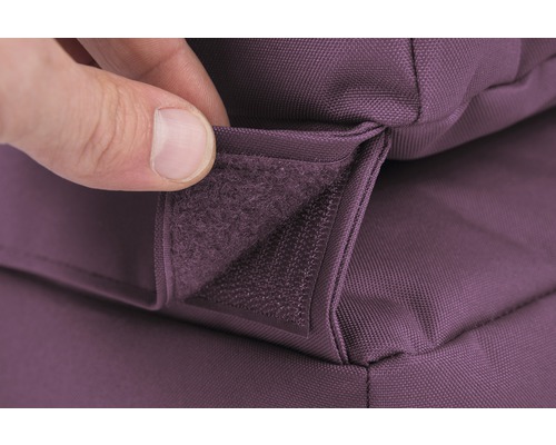 Närbild av en lila trädgårdsmöbelkudde med kardborreknäppning