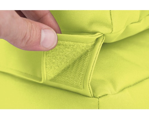 Detaljbild av en grön utomhuskudde med kardborrestängning