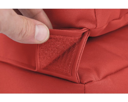 Närbild av en röd sittdyna med kardborreband för fastsättning