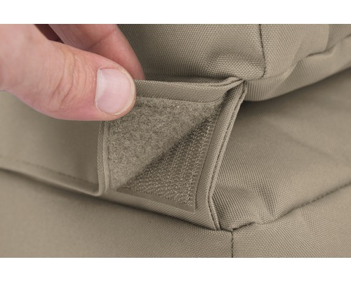 Närbild av en trädgårdsmöbelkudde med kardborreknäppning