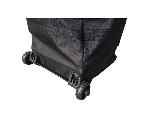 Detaljvy av hjulen på en transportväska.