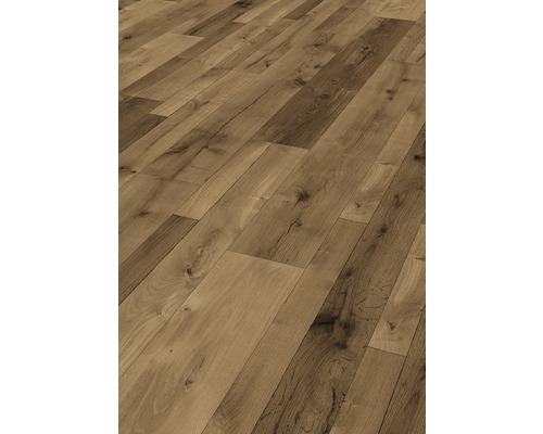 Lagt laminatgolv med träutseende.