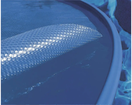 Täckning med bubbelplast i poolen