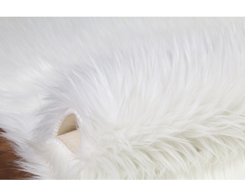 Vit matta med lång lugg