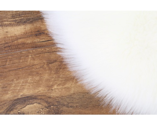 Närbild av en matta med långa fibrer på ett trägolv