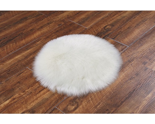 Rund, vit matta på trägolv