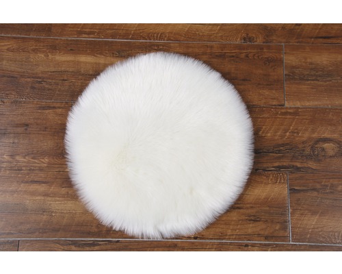 Rund fuskpälskmatta på trägolv