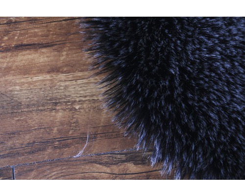 Närbild av en del av en shaggy-matta på trägolv