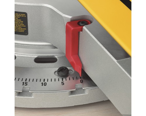 Detaljvy av geringssåg med rött anslag och gradskala