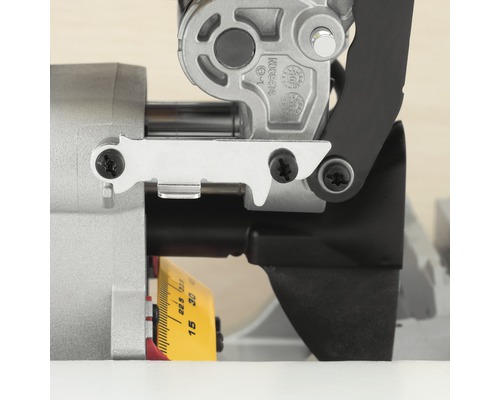 Detalj av en kap- och gersåg som visar mekaniska komponenter och en vinkelskala.