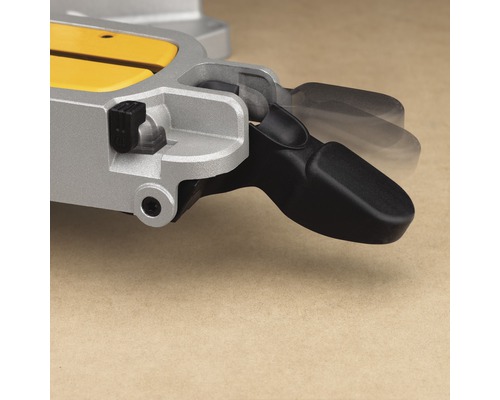 Detalj av en kap- och gersåg med justerbart handtag