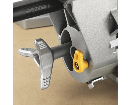 Detaljvy av en DeWalt geringssåg med låsmekanism