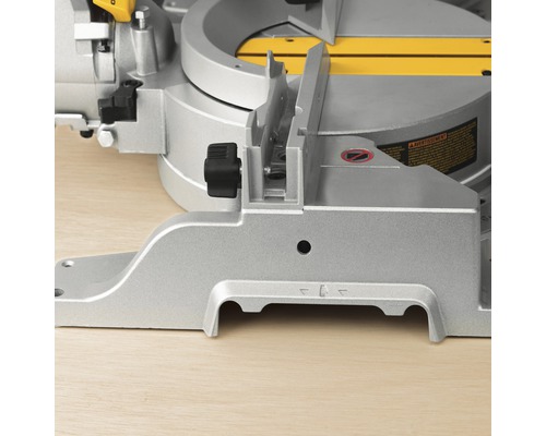 Detaljvy av en kap- och geringssåg på ett träbord.