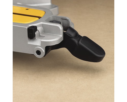 Detaljvy av en kap- och geringssåg med svart handtag