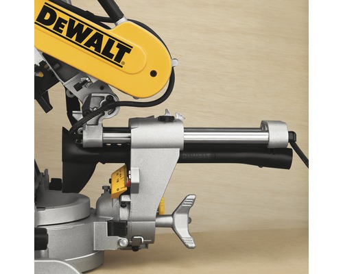 Detaljvy av en DeWalt kap- och geringssåg