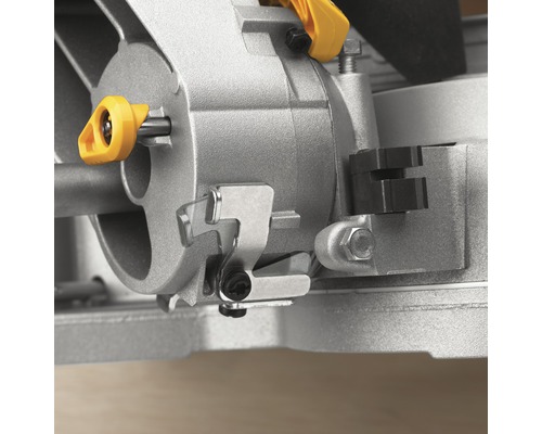 Detaljvy av en kap- och geringssåg med metalldetaljer och gula reglage