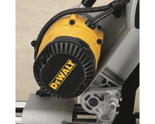 Detaljvy av en DeWalt-såg med DeWalt-logotyp