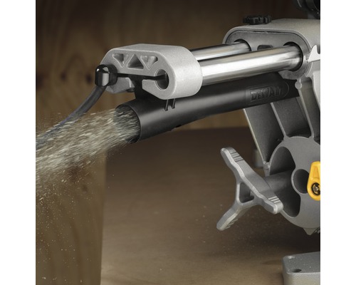 Detaljvy av en DeWalt kap- och geringssåg vid sågning med dammutsug