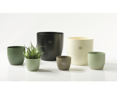 Olika färgade plastblomkrukor i olika storlekar