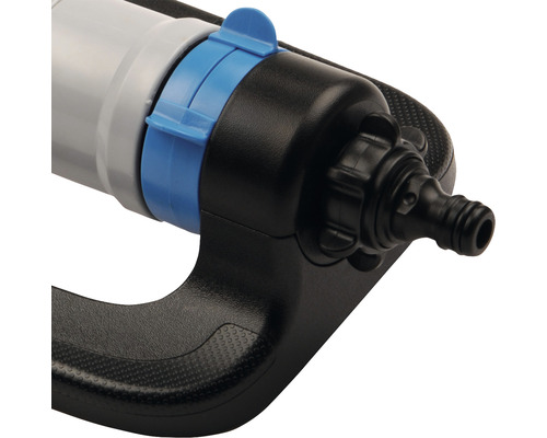 Detaljvy av trädgårdsspridare med fokus på anslutningsstycke och regulator.