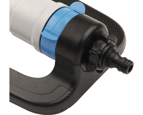 Detaljvy av en trädgårdsspridare med slanganslutning