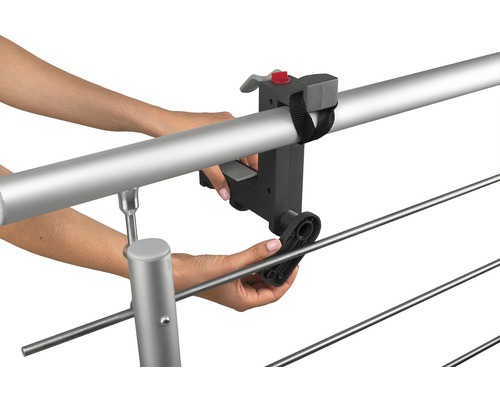 Montering av en tvättvinda på räcket med ett fäste.