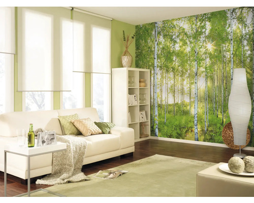 Ljust vardagsrum med soffa, hylla, golvlampa, matta och skogstapet