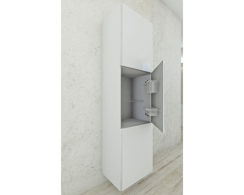 Vitt badrumsskåp med öppen dörr och hyllor.