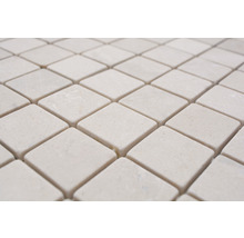 Närbild av fyrkantiga mosaikplattor av natursten