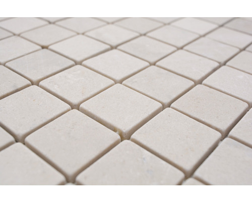 Närbild av fyrkantiga mosaikplattor av natursten