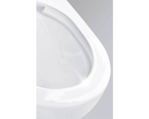 Detaljbild av en vit spolkantlös toalett i keramik