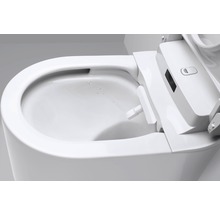 Vit duschtoalett med vattenstråle