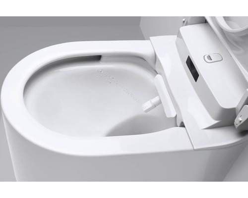 Vit duschtoalett med vattenstråle