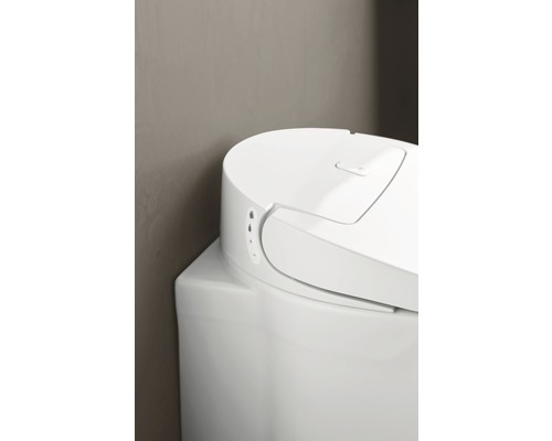 Detaljvy av en vit toalett med kontrollpanel