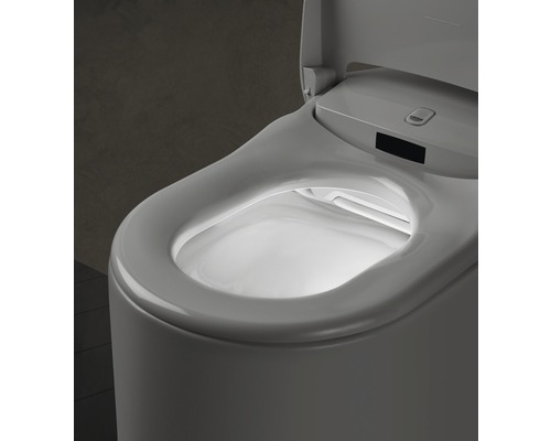 Närbild av en toalett med öppet lock och invändig belysning.