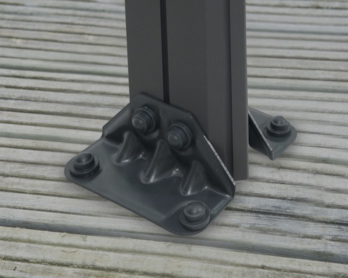 Detaljvy av en paviljongfästning på en träterrass.