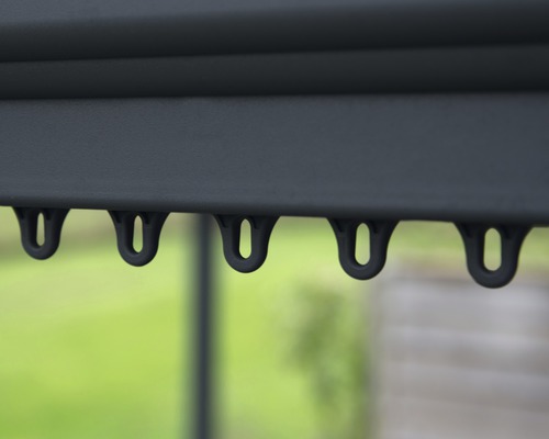 Detaljvy av en upphängning för gardiner