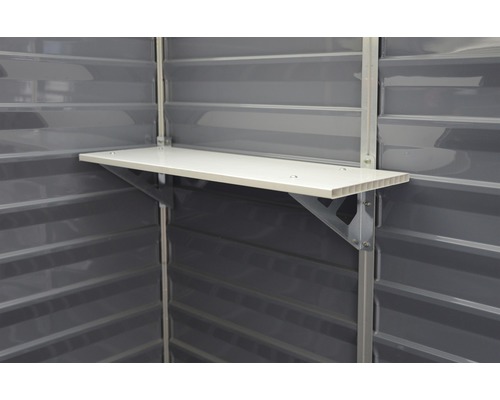 Hylla i metall för ett trädgårdsskjul