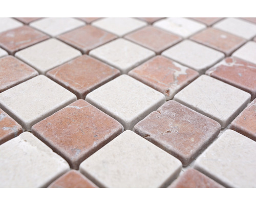 Närbild av mosaikplattor i rombform