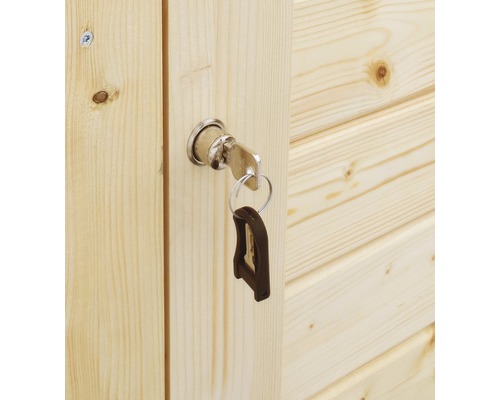 Nyckel i låset på en trädörr