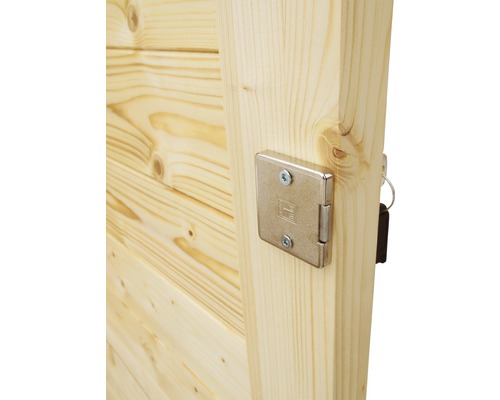 Detalj av ett trälås på en trädörr