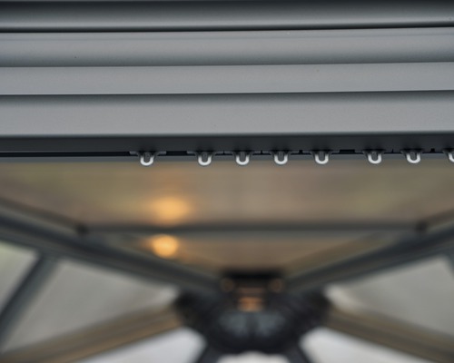 Detaljvy av ett lusthus med krokar för fastsättning