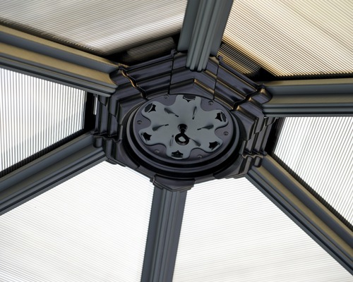 Detaljbild av takkonstruktionen på en paviljong med ventilationselement