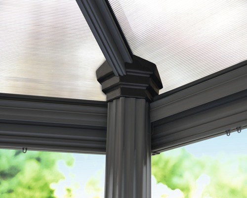 Detaljbild av en paviljong med aluminiumram och polykarbonattak.