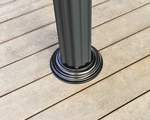 Detaljvy av en paviljongpelare med fot på en träterrass