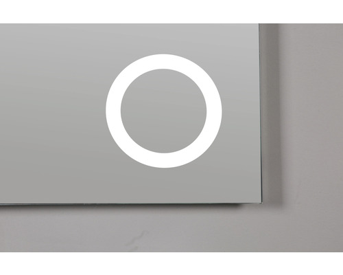 Detaljvy av en spegel med LED-belysning